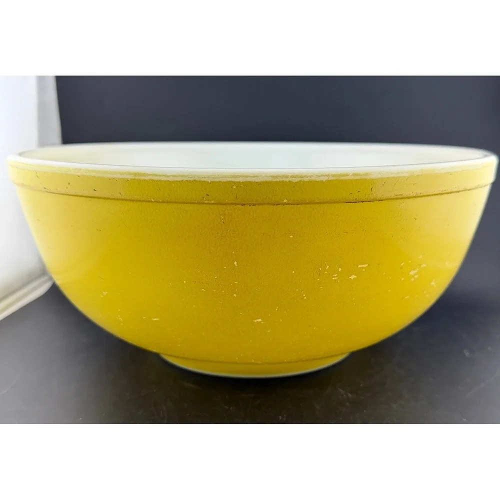 Vintage Pyrex Primary Colors Mixing Bowls: 4qt Red 404 and Yellow, Set of 2
